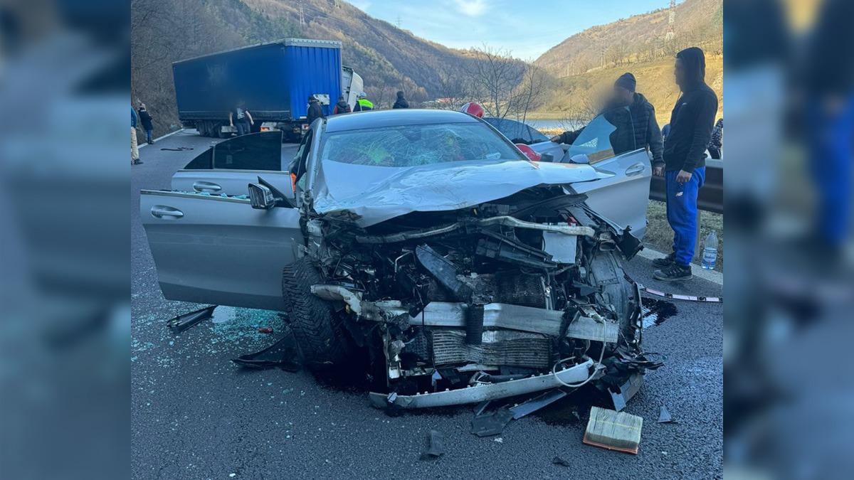 Accident grav pe Valea Oltului. O persoană a fost rănită grav, iar traficul a fost blocat. A fost solicitat un elicopter SMURD