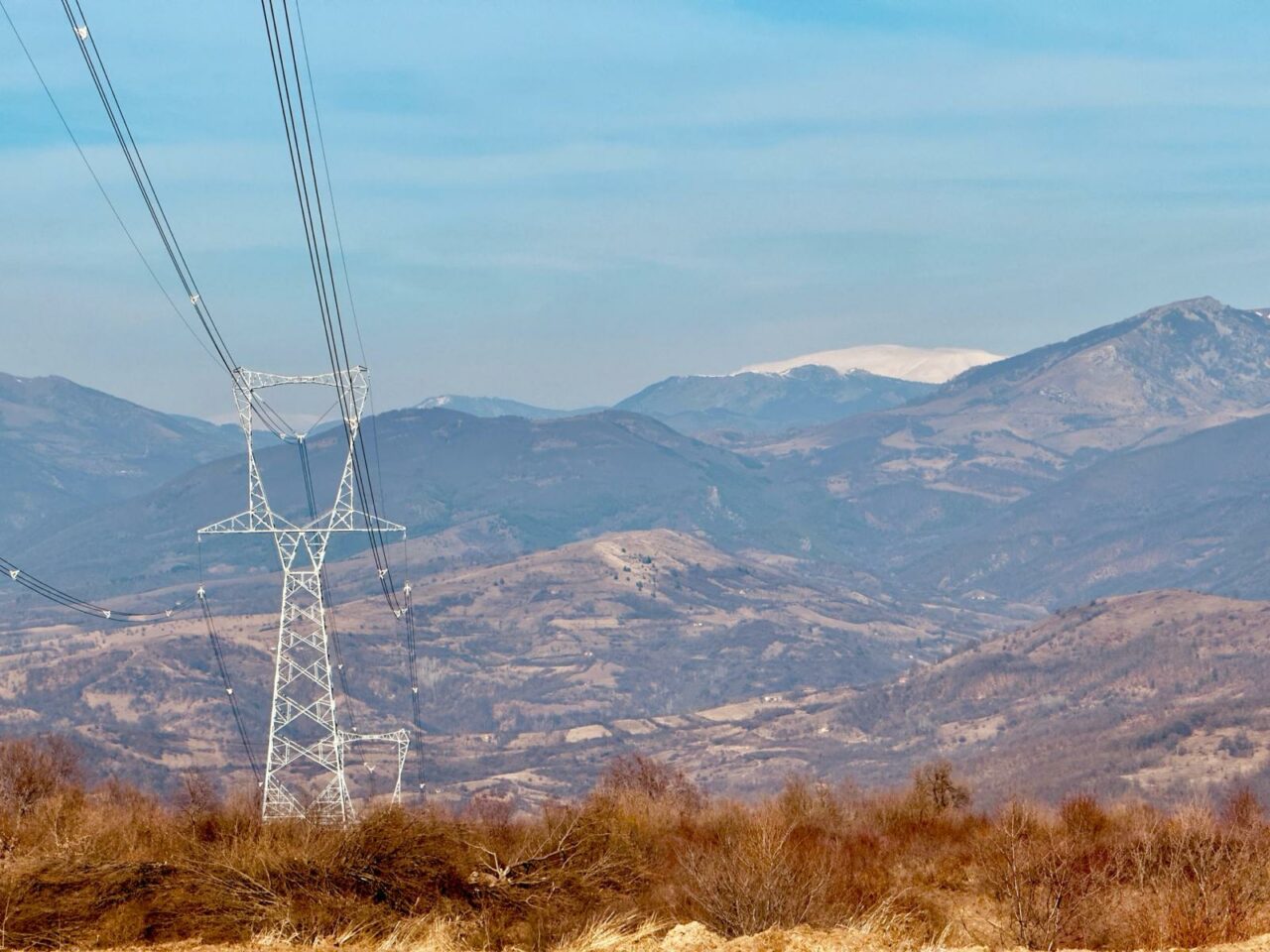 Cel mai provocator proiect al Transelectrica din ultimii 30 de ani, încheiat cu succes: Linia Porțile de Fier – Reșița, de 117 km, e în zonă de munte