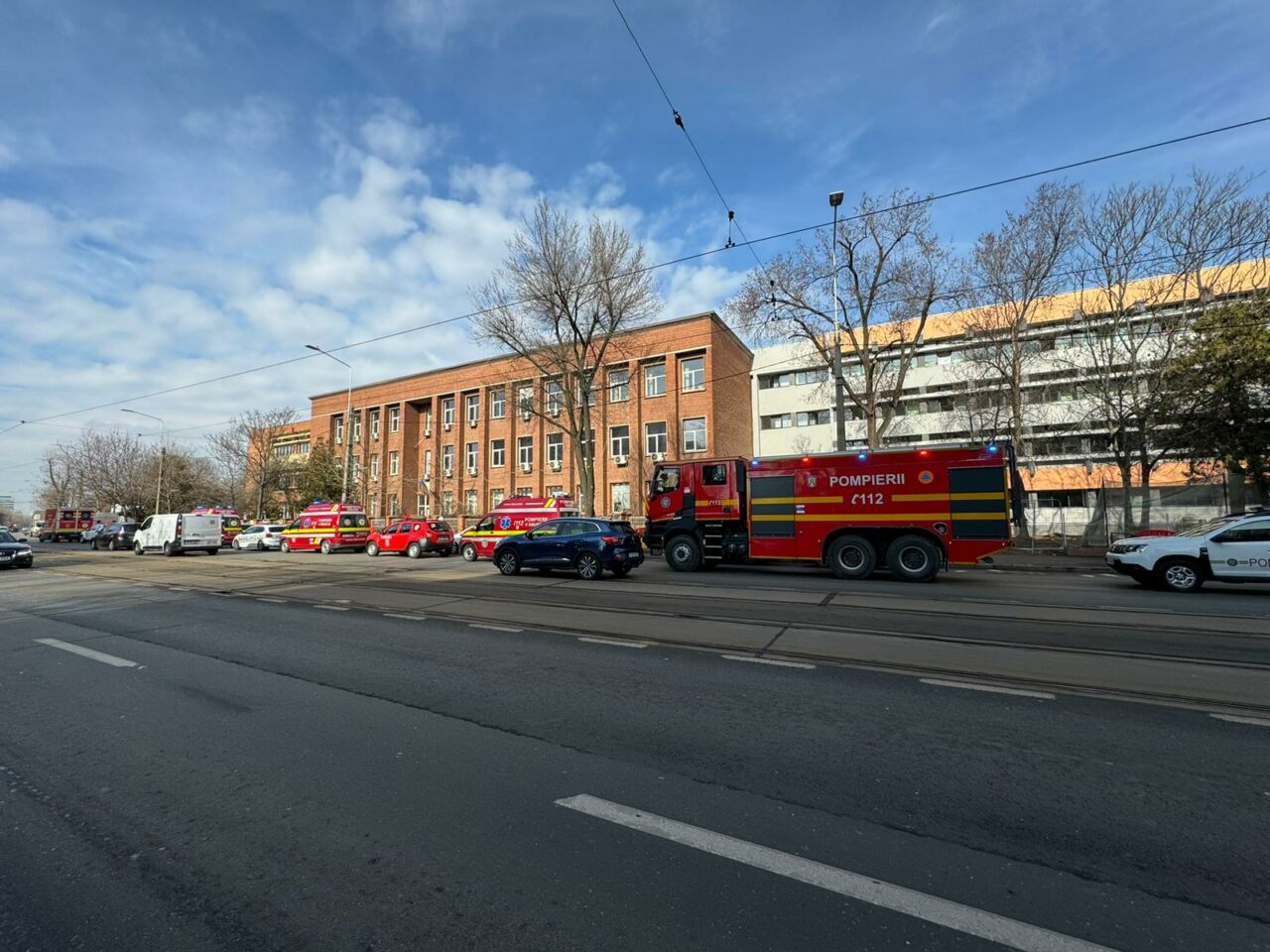 Alertă la un liceu din București. 25 de elevi au ajuns la spital, după ce un adolescent a pulverizat spray PARALIZANT / Reacția prefectului