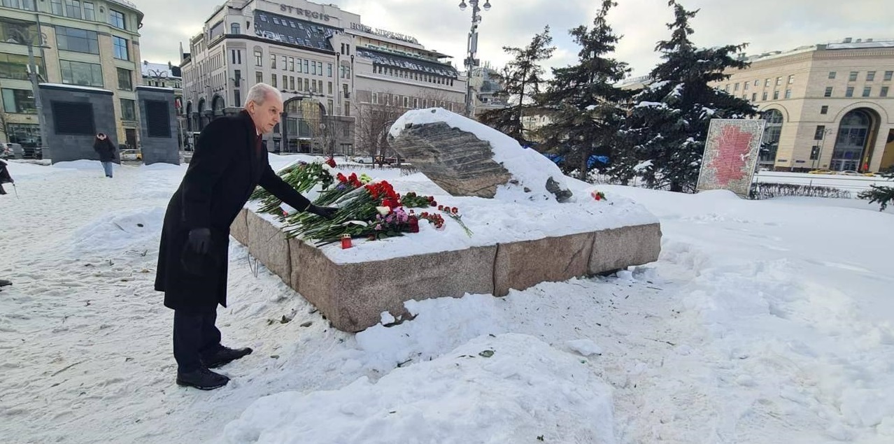 Ambasadorul României la Moscova a depus  o coroană de flori la Piatra Solovetski, pentru a comemora moartea opozantului rus Alexei Navalnîi