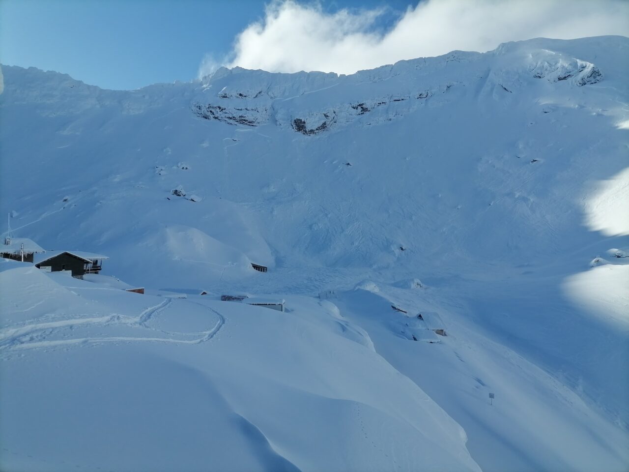 Pericol de AVALANȘĂ pe Valea Prahovei. Salvamont Sinaia: Nu vă aventurați în afara pârtiilor amenajate!