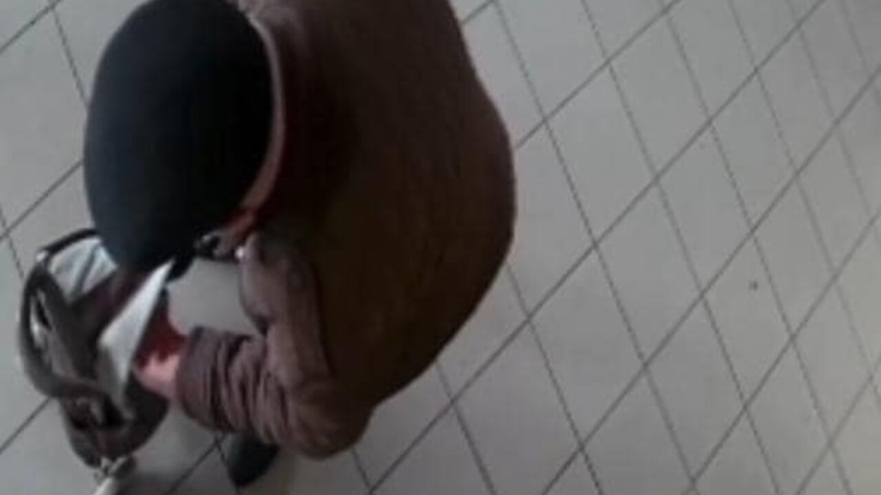 „Hoțul de cărți”, varianta românească. Bătrân filmat când fură un tratat
