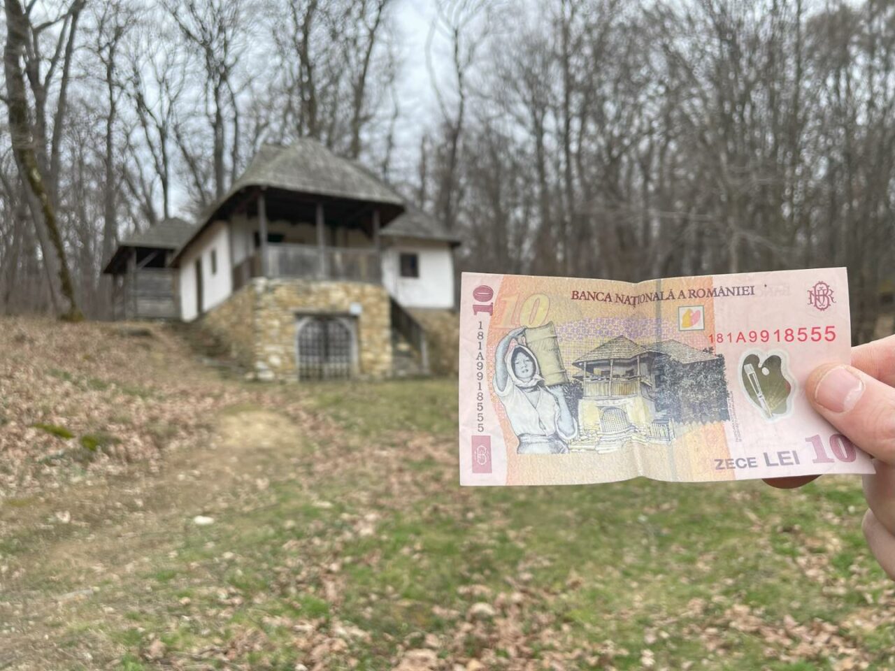 Unde se află, de fapt, CASA de pe bancnota de 10 lei / Poate fi admirată la un celebru muzeu din România