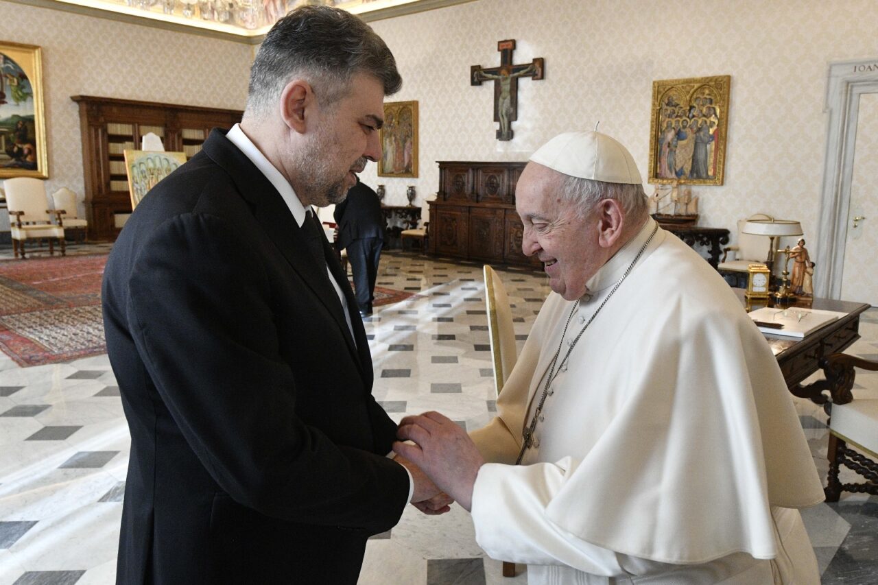 Marcel Ciolacu semnează joi în cartea de condoleanțe deschisă în memoria Papei Francisc