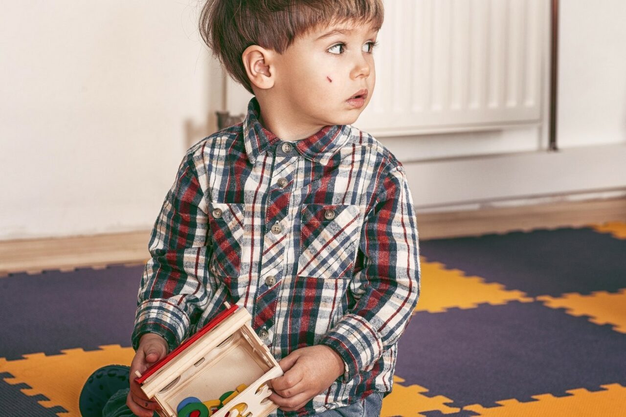 „Vă crăp capul”. Scene REVOLTĂTOARE filmate cu camera ascunsă într-o așa-zisă grădiniță privată din Popești Leordeni / Poliția a deschis o anchetă