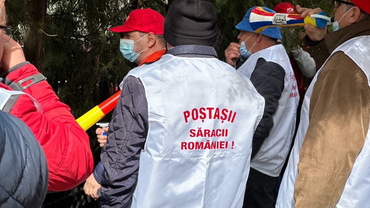 Poștașii protestează la ușa Ministerului Digitalizării / „Contractul colectiv de muncă nu este respectat”