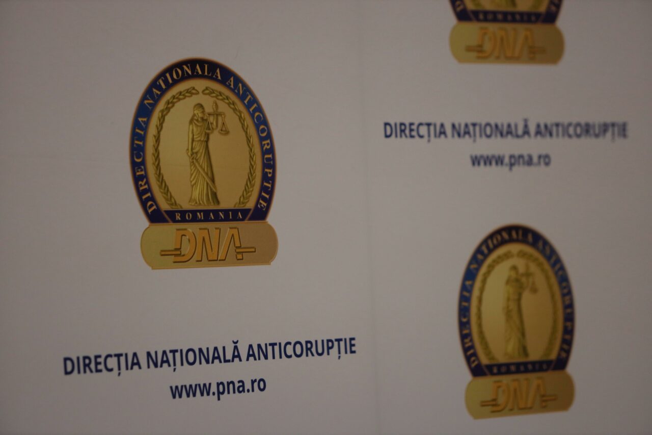 Percheziții la „băieții deștepți” din Energie: Mascații au descins la Complexul Energetic Oltenia / DNA suspectează patru persoane de luare de mită