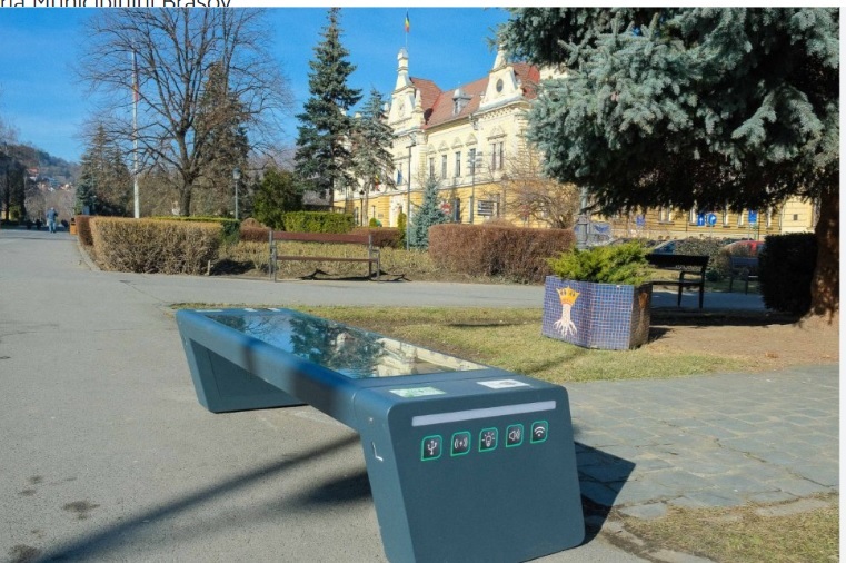 Băncile INTELIGENTE din centrul Brașovului de 7.000 euro bucata. Ce dotări au