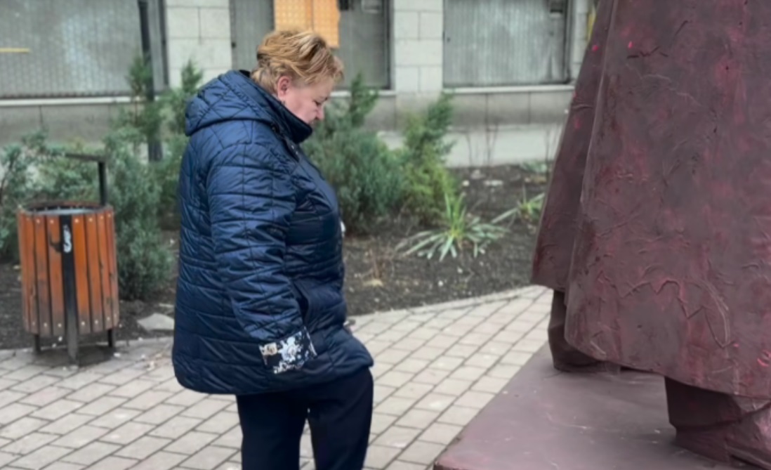 ANCHETĂ a poliţiştilor, după ce o femeie a lovit cu piciorul o statuie amplasată în centrul Iaşiului. Ce a deranjat-o