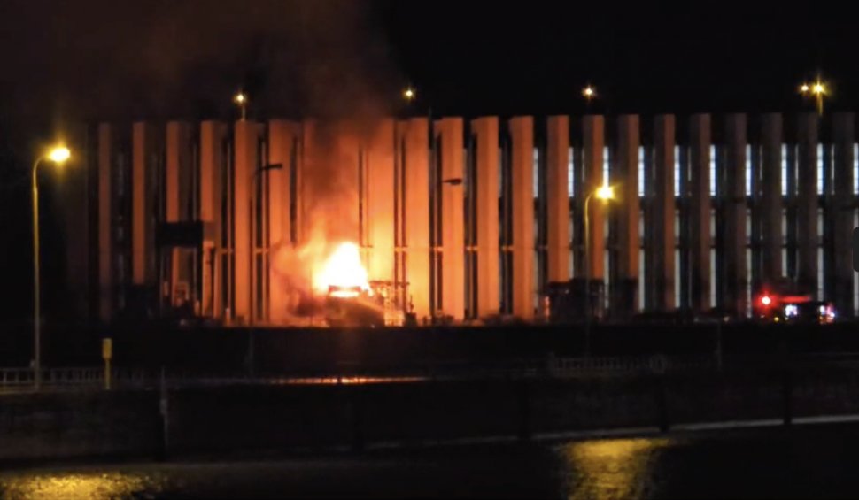 Un INCENDIU puternic a izbucnit la un transformator electric al Hidrocentralei Porțile de Fier 1. Pompierii au intervenit de urgență