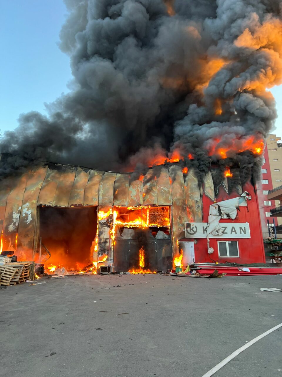 INCENDIU de proporții la o hală din Cluj-Napoca: Locuitorii din zonă au primit mesaje Ro-Alert / Fumul, vizibil din mai multe zone ale orașului