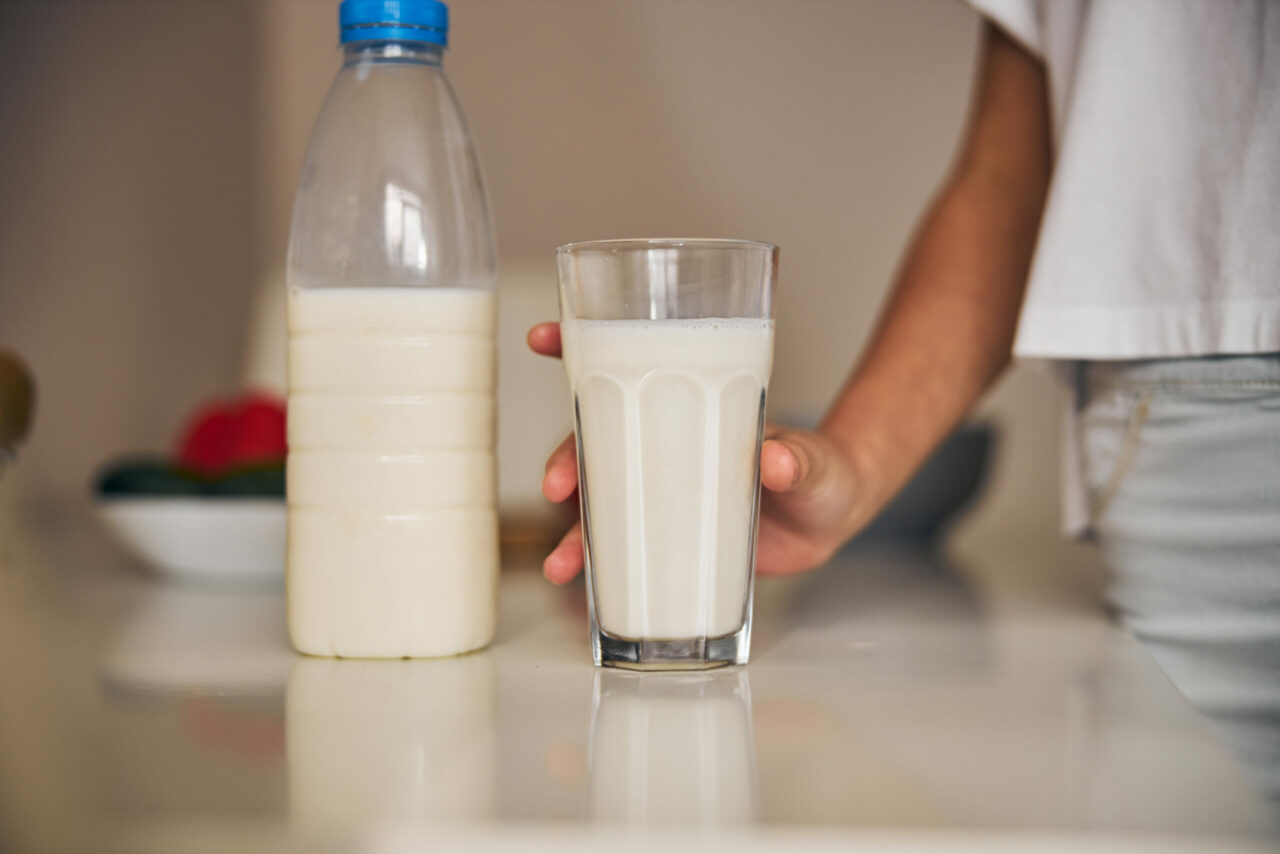 La ce oră e bine să bei laptele? Când absoarbe organismul TOATE vitaminele și mineralele