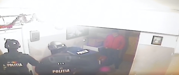 „Mi-au pus pistolul la cap, mi-au speriat copilul”. Mascații din Reșița au GREȘIT adresa unei percheziții / Reacția Poliției