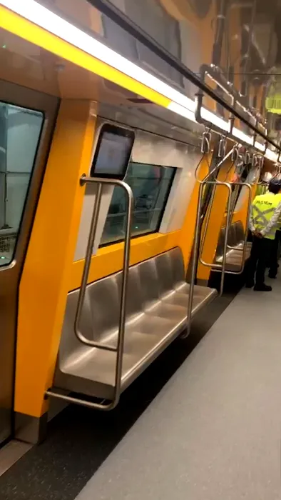 Bucureștenii, în pericol: garnitură de METROU, filmată circulând cu ușile deschise/Angajații Metrorex, protest în Capitală
