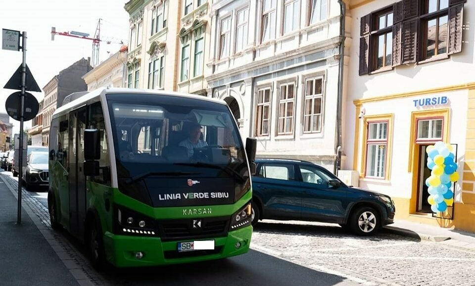 Un șofer de autobuz din Sibiu a fost ATACAT de un călător, în timpul mersului. Victima a sunat la 112