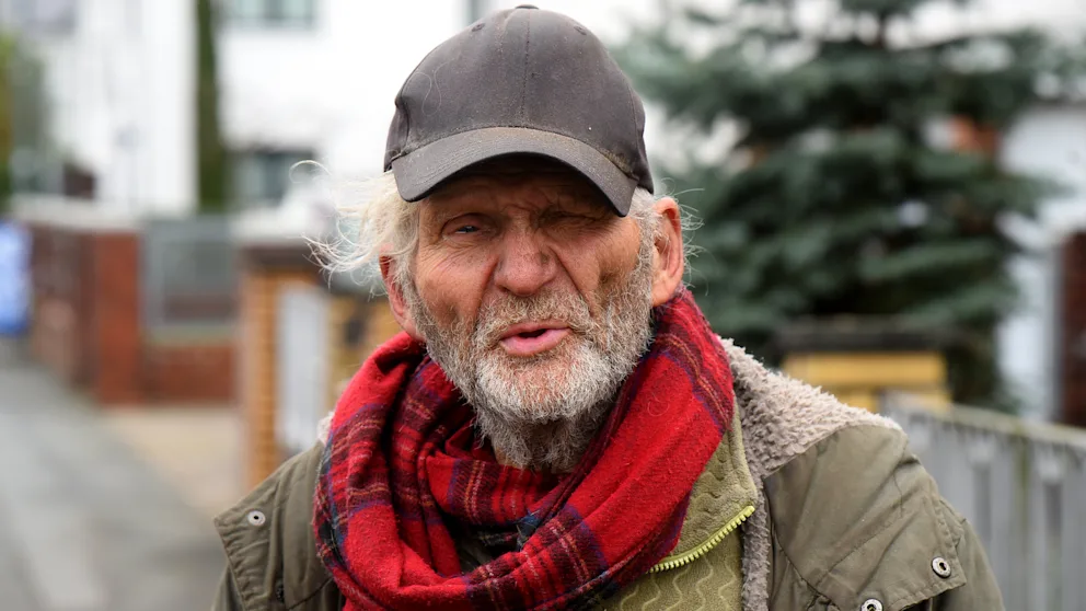 Arată ca un om fără adăpost, dar, de fapt, este un MILIONAR / Povestea incredibilă a unui pensionar de 80 de ani