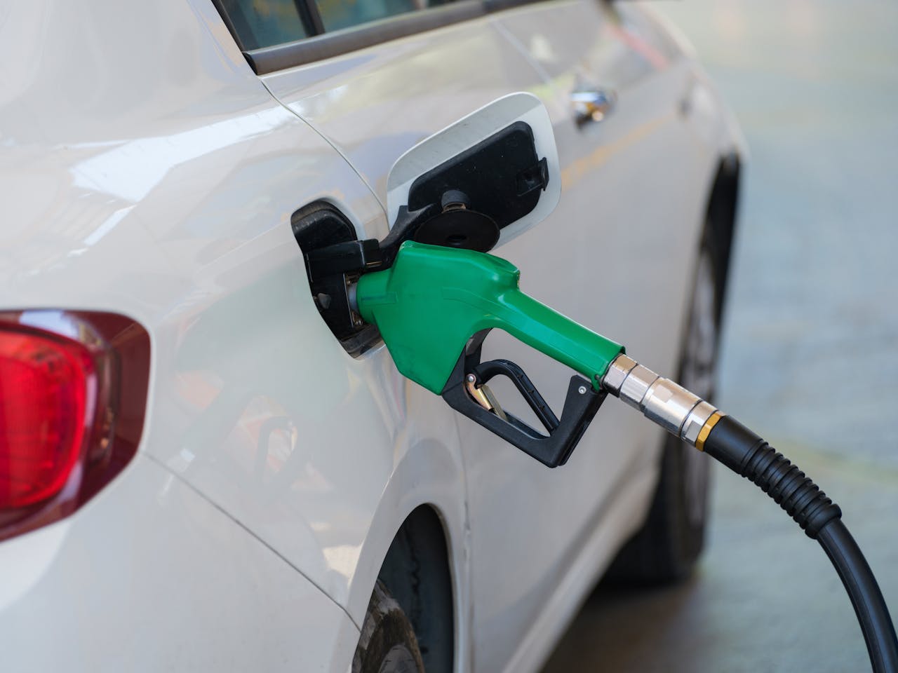 Prețul BENZINEI a depășit pragul psihologic de 7 lei pe litru în București. Urmează scumpiri în lanț