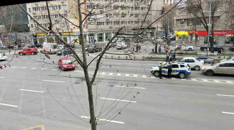 FOTO. Un polițist de circulație a fost luat pe CAPOTĂ în mjlocul Bucureștilor în plină zi