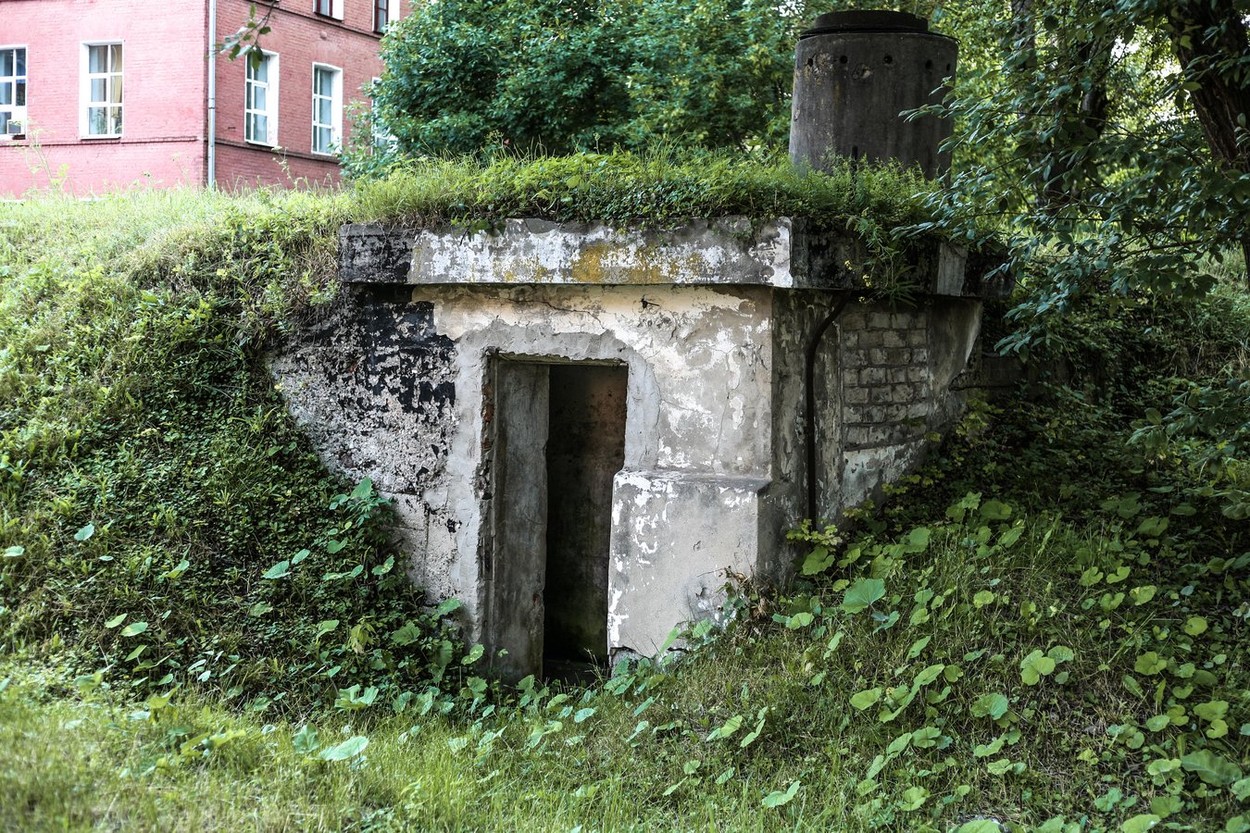 ADĂPOSTURILE antiaeriene din România, transformate în „cămări” și spații de depozitare. În Târgu Jiu sunt transformate în camere pentru murături