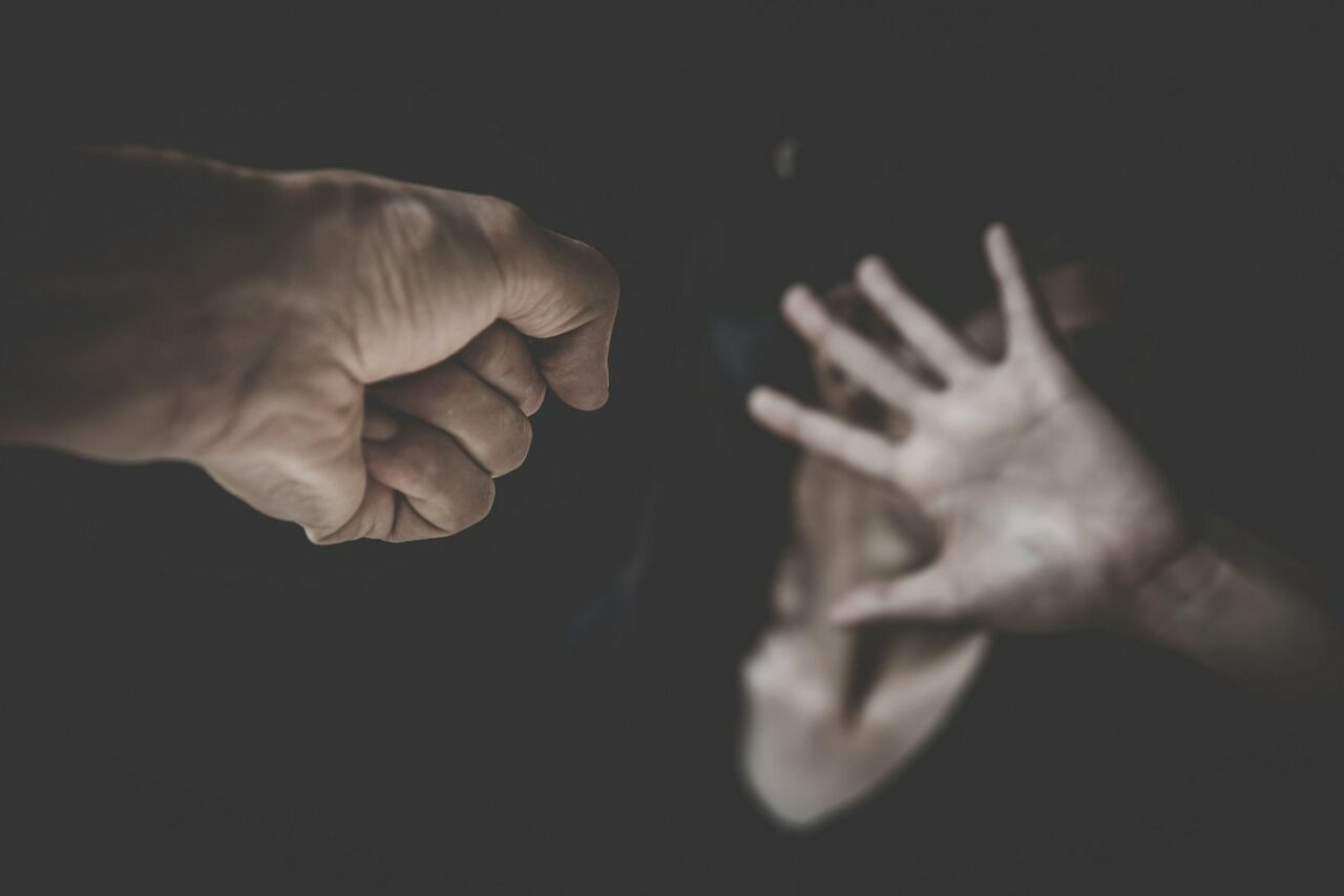 Bărbatul care ar fi agresat-o pe femeia găsită INCONȘTIENTĂ în scara unui bloc din Centrul Vechi, depistat de Poliție