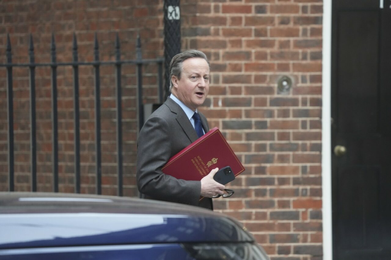 Cameron este favorabil suplimentării contribuțiilor pentru apărarea NATO, dar consideră IMPRUDENTE afirmațiile lui Trump