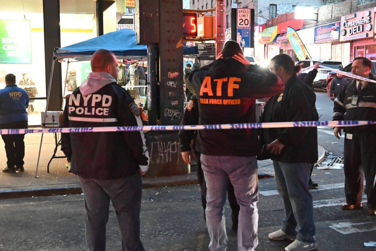 Un mort și cinci răniţi în urma unei altercații care a degenerat într-o luptă cu împușcături la metroul din New York