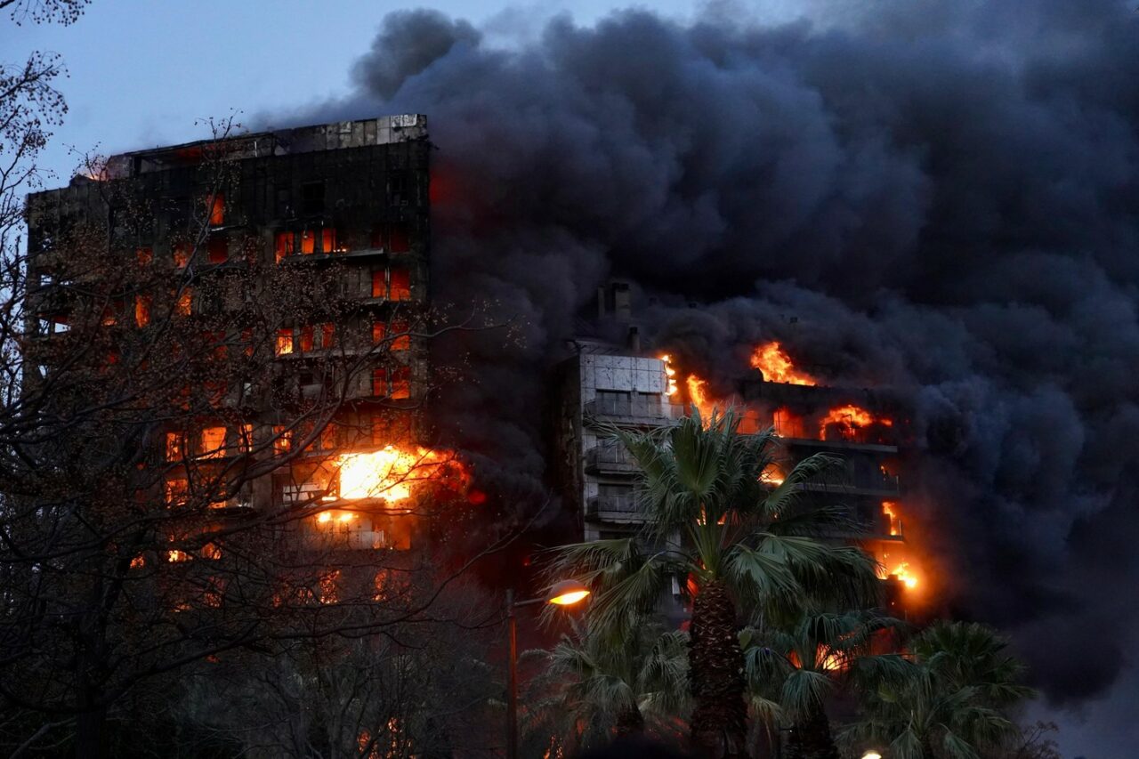 INCENDIU puternic în Valencia, la două blocuri de 14 și 10 etaje. Sunt 13 răniți, între care și pompieri, iar mai mulți locatari sunt blocați în case