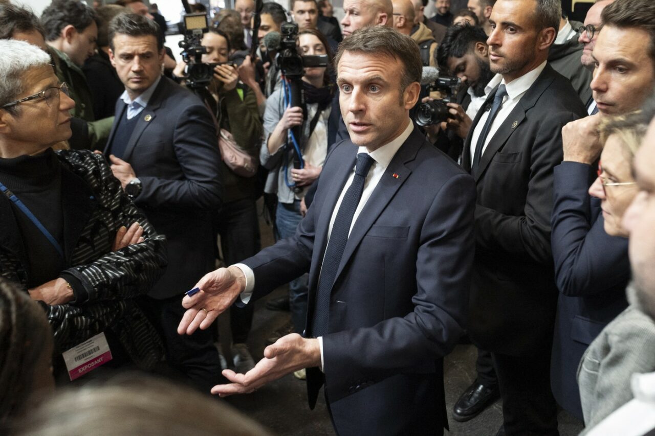 Mai mulți fermieri francezi au încercat să-l ATACE pe președintele Emmanuel Macron, la o expoziție agricolă din Paris