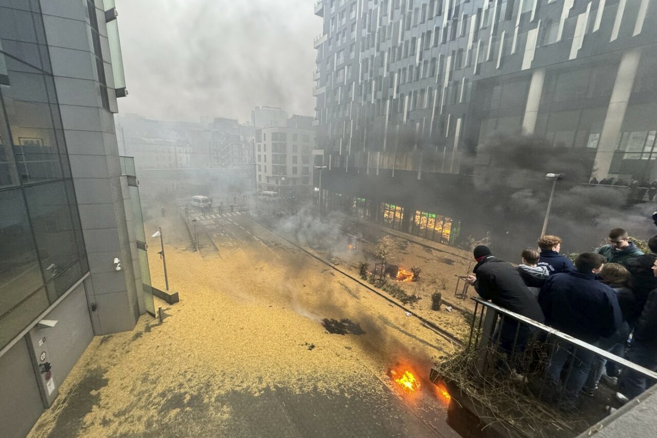 Fermierii continuă PROTESTELE în Bruxelles și Madrid /Miniștrii Agriculturii discută despre relaxarea reglementărilor la nivelul UE