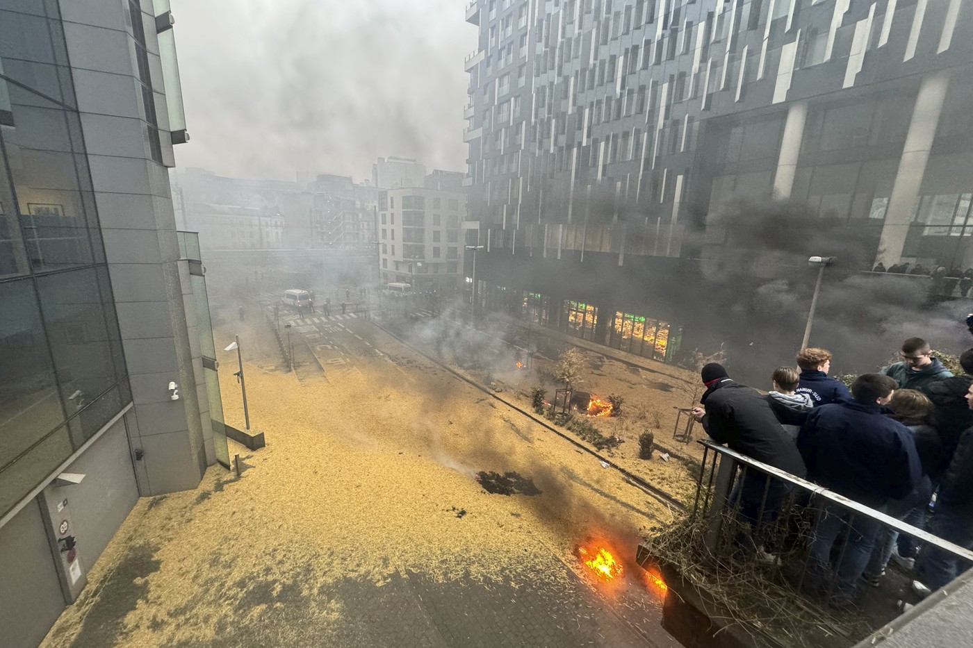 Fermierii continuă PROTESTELE în Bruxelles și Madrid /Miniștrii Agriculturii discută despre relaxarea reglementărilor la nivelul UE