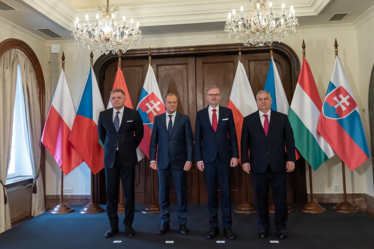 Orban și Fico, întâmpinați de PROTESTATARI la reuniunea Grupului Vișegrad /Premierul ungar: Summitul ”are sens”, ”în pofida disensiunilor”