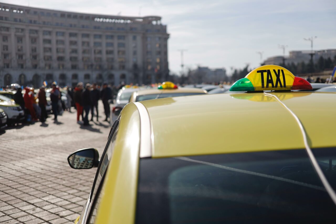 Un român gelos a plătit aproape 1.000 de euro pe un taxi, pentru a merge în AUSTRIA să își ucidă rivalul. Cum s-a încheiat totul