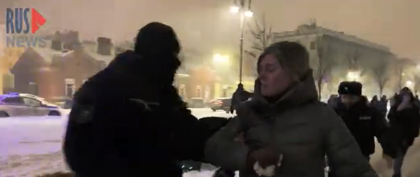 Zeci de persoane care îi aduceau un omagiu lui Navalnîi au fost REȚINUTE și băgate de mascați în dube, în marile orașe ale Rusiei