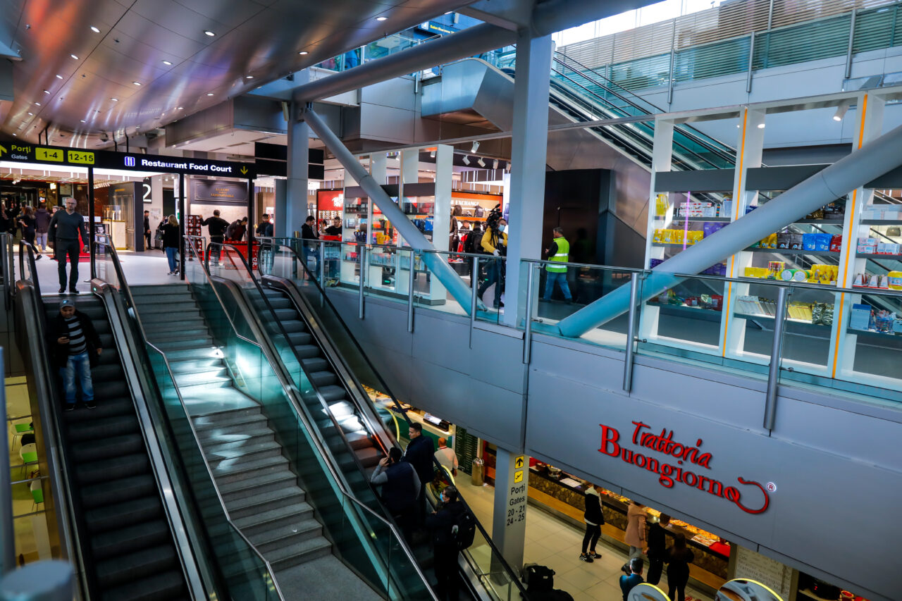 Magazinele din Aeroportul Otopeni se ÎNCHID temporar. Va fi afectată și zona de restaurante și cafenele
