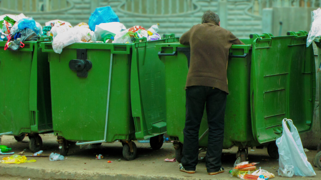 Un german care caută prin gunoaie este, de fapt, MILIONAR. Și-a cumpărat recent a zecea casă