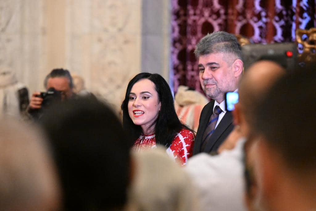 Ministrul Muncii şi Solidarităţii Sociale (MMSS), Simona Bucura Oprescu, și premierul Marcel Ciolacu / Sursa foto: Facebook