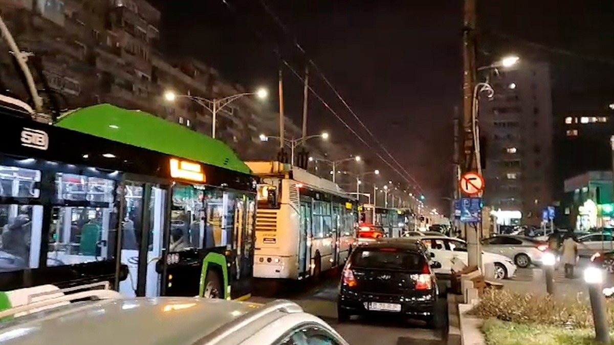 Trafic de COȘMAR cotidian în cartierul Militari din București. Salvări blocate, pietoni care depășesc la pas mașinile. Ce provoacă acest balamuc