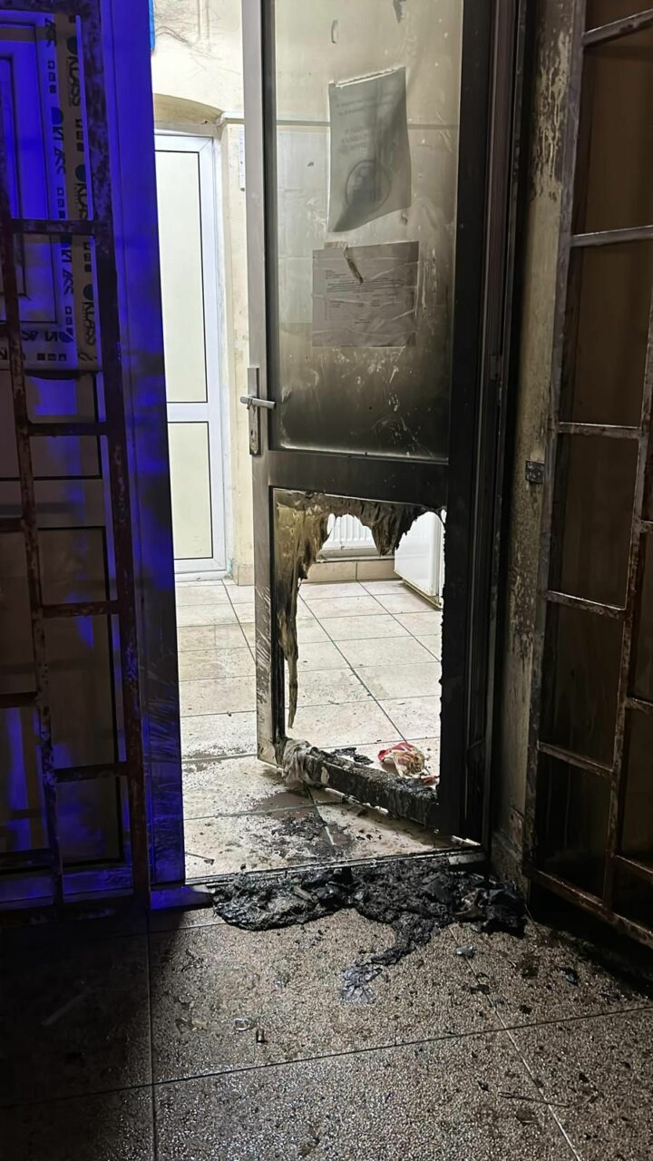 Un bărbat din Olt a INCENDIAT ușa Primăriei pentru că i-a fost refuzat dosarul de ajutor social