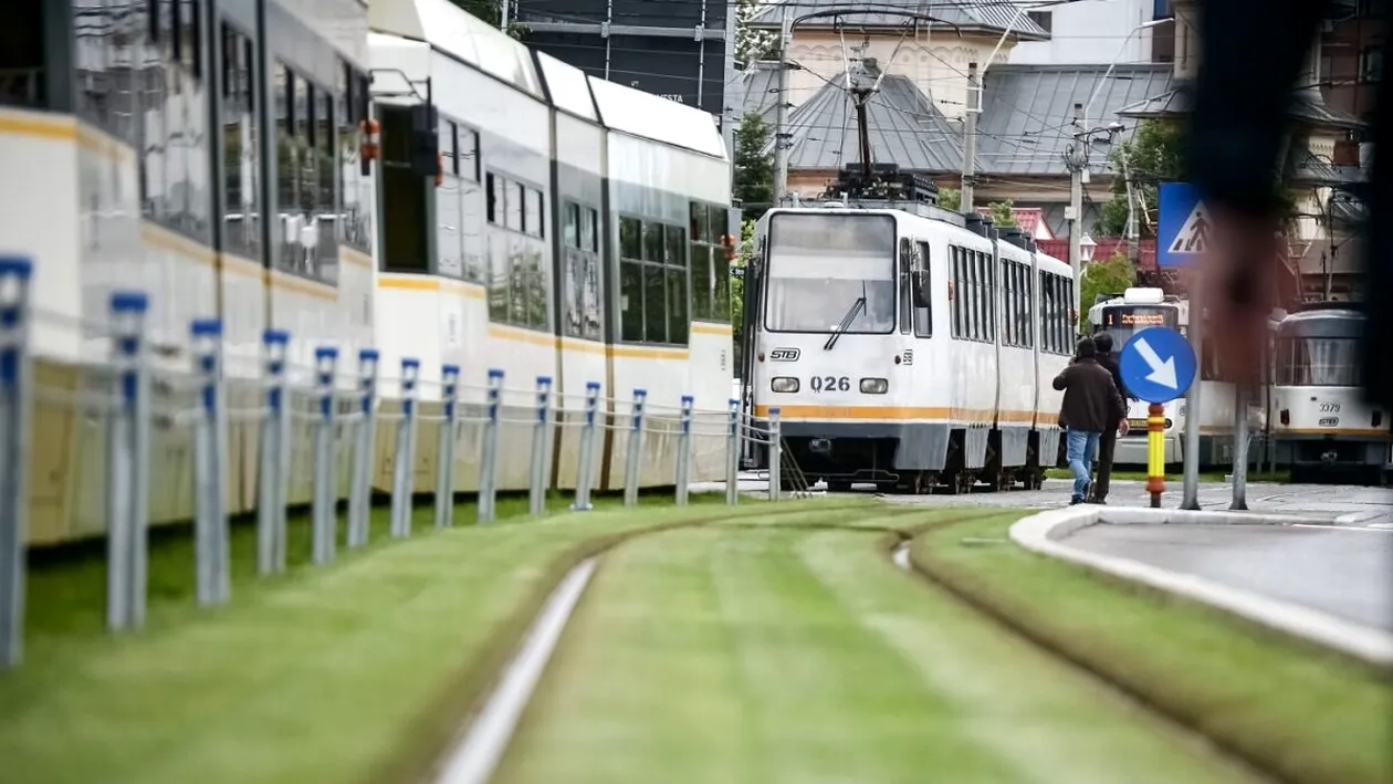 Doi bărbați din București, prinși în flagrant în timp ce furau ȘINE de tramvai!