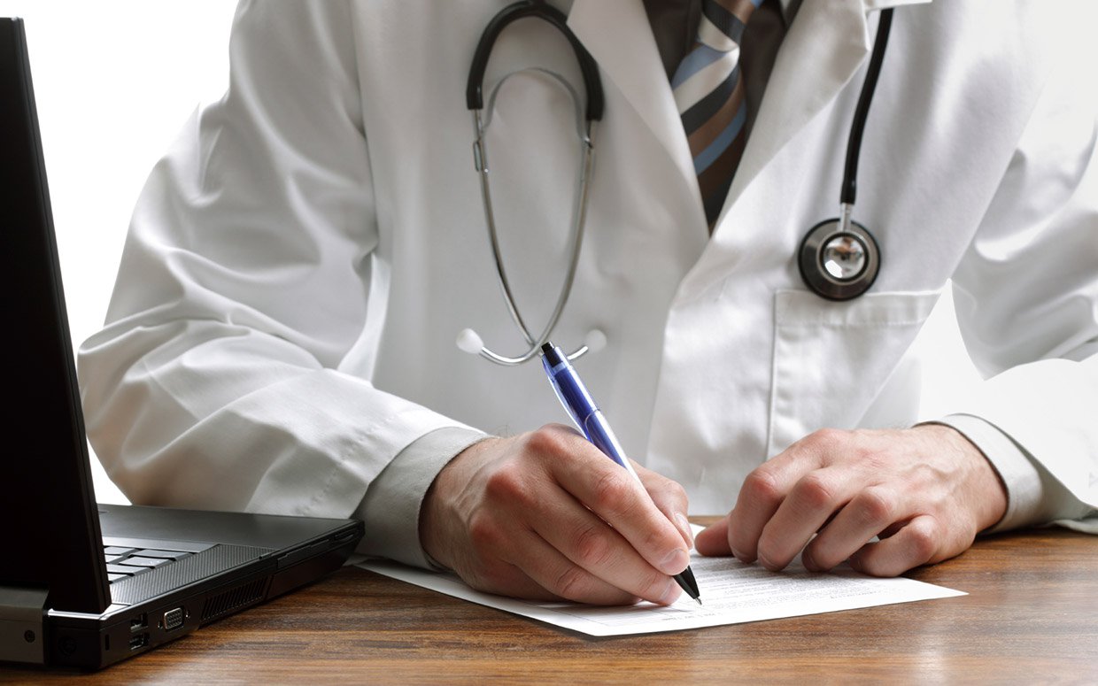Medic din Alba, reținut pentru că a cerut MITĂ de la un pacient. Suma impusă, pentru a-i prelungi decizia încadrării într-un grad de invaliditate