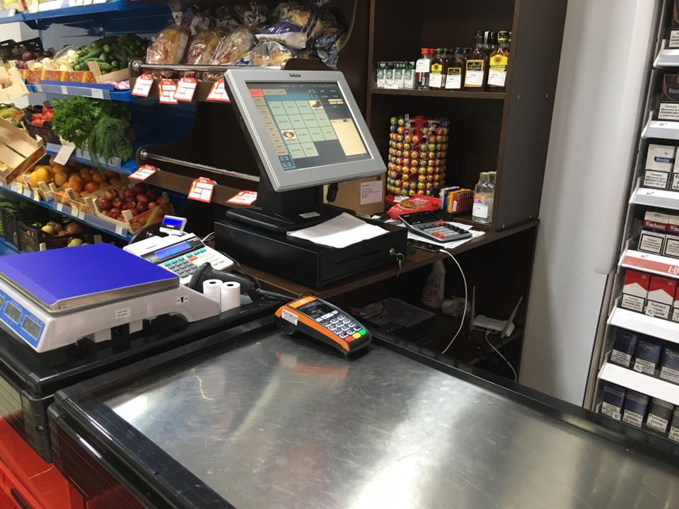 Vânzătoare la un magazin, PĂCĂLITĂ cu 20.500 de lei. Schema simplă prin care un individ a reușit să fure toate încasările în doar câteva minute