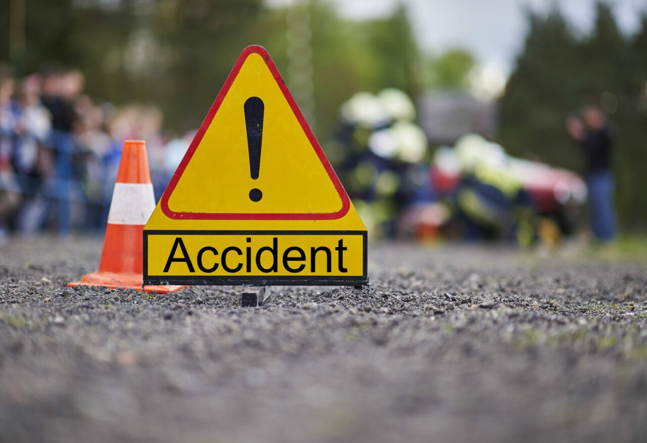 Doi bărbați au murit în ziua de Paște după ce s-au izbit cu mașina de un copac. Șoferul nu mai avea drept de a conduce