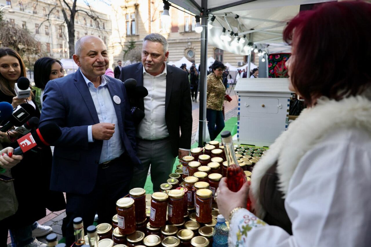 Ce CADOU le-a făcut Cătălin Cîrstoiu contracandidaților săi la Primăria Capitalei. „Iau atacurile împotriva mea drept dovada că le este teamă”