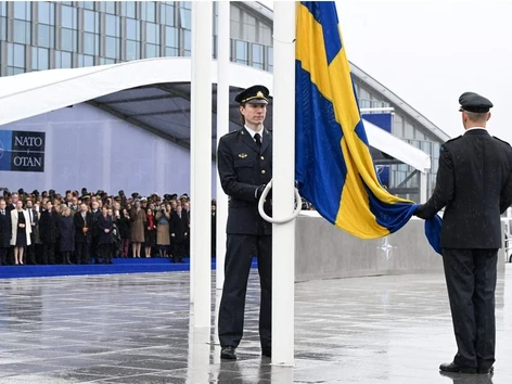 Drapelul Suediei a fost arborat la sediul NATO, consolidând locul său ca al 32-lea membru al alianței