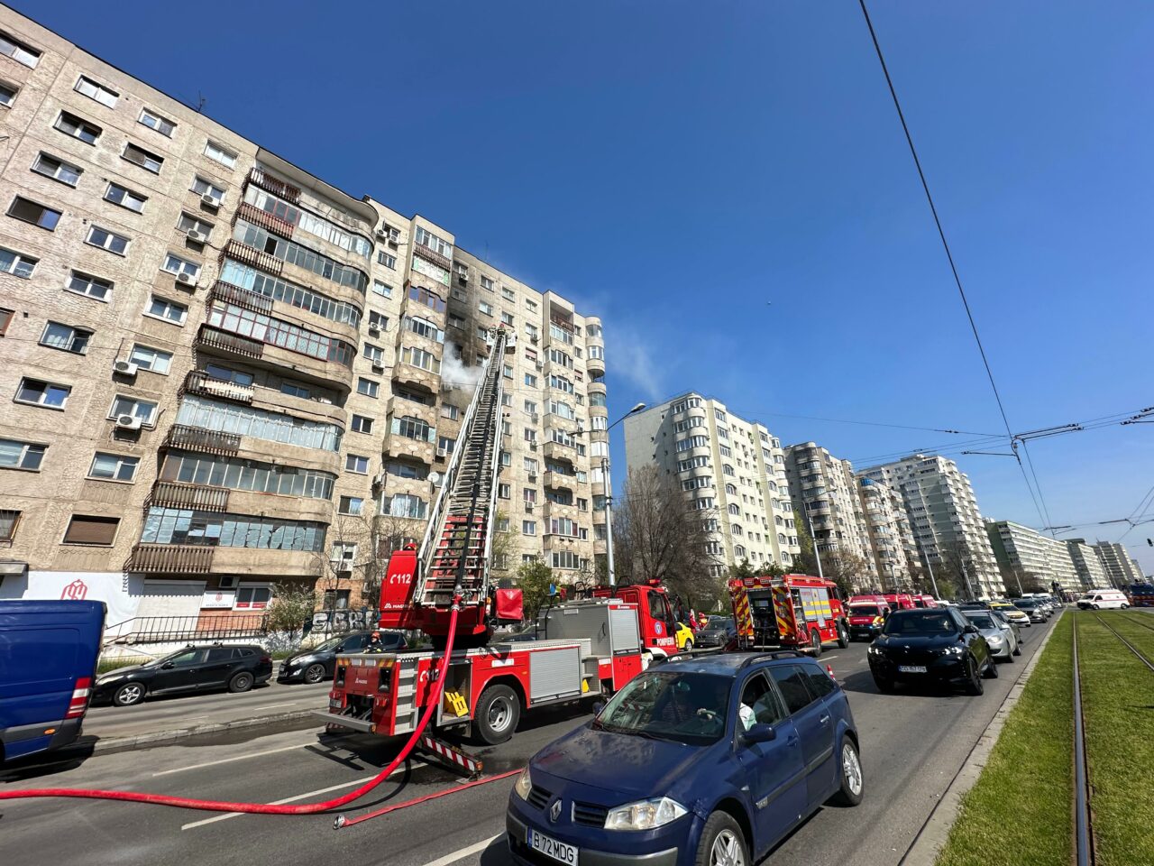 Incendiu în Capitală: Cinci victime, transportate la spital / 30 de persoane au fost evacuate / FOCUL ar fi pornit de la o priză
