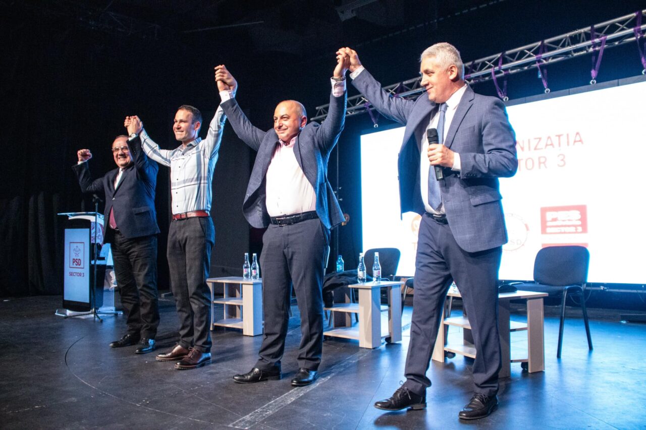 Cătălin Cîrstoiu intonează IMNUL României, pe scenă / Candidatul PSD-PNL pentru Primăria Capitalei participă la strângerea de semnături