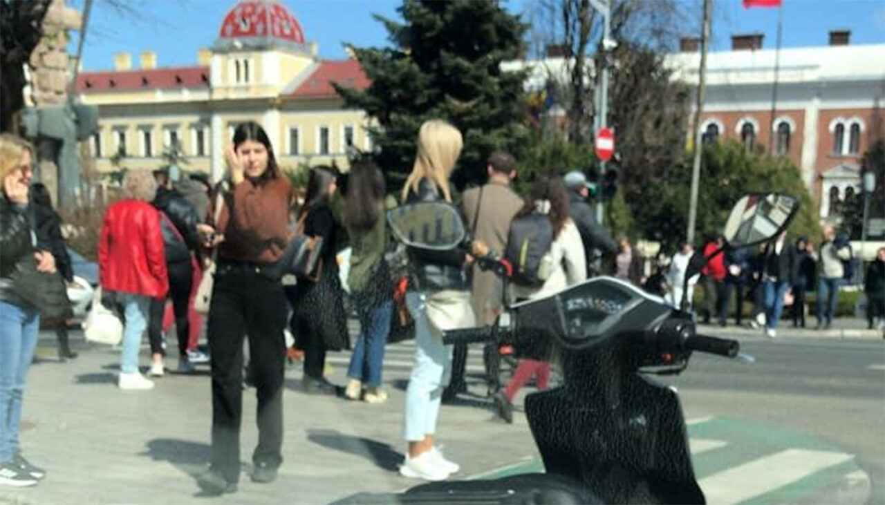Și-a dat demisia în MERS? Ireal cum și unde și-a parcat scuterul un livrator Glovo din Cluj-Napoca
