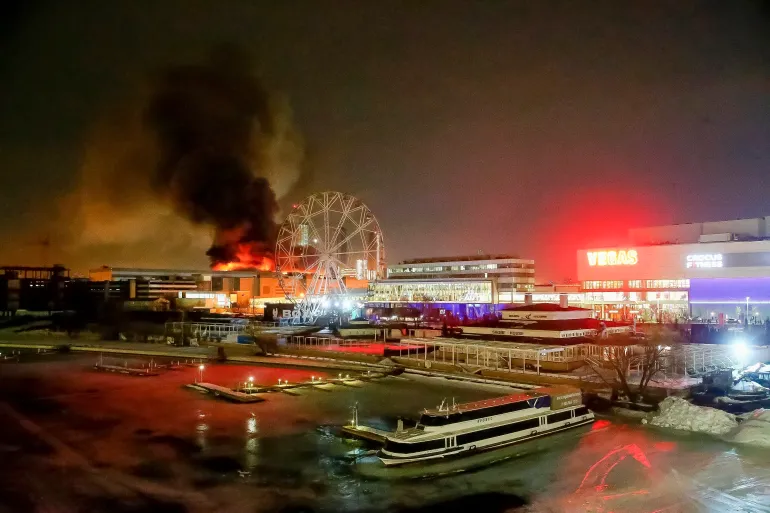 Scene de groază după atacul terorist de la Moscova: „Multe mame au fost găsite moarte ţinându-şi copiii la piept”