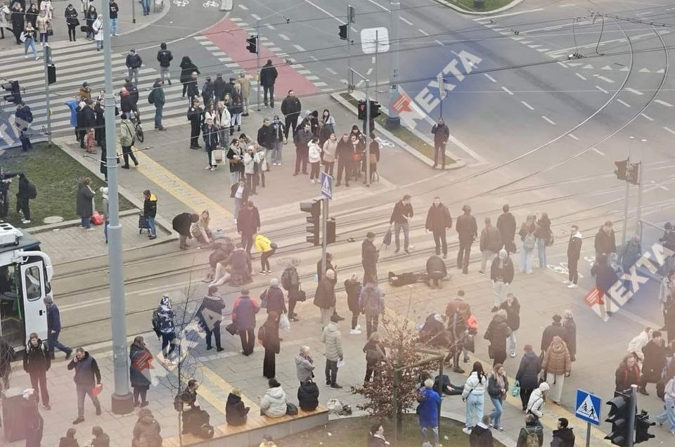 Scene de GROAZĂ în Polonia! O mașină a intrat în plin în oamenii aflați pe o stradă /  Cel puțin 17 persoane sunt rănite