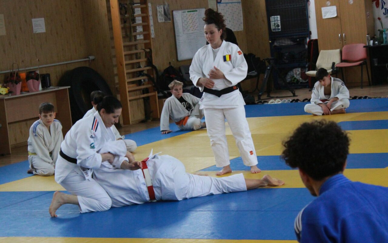 Fiica Andreei Chițu se „luptă” cu mama ei la judo